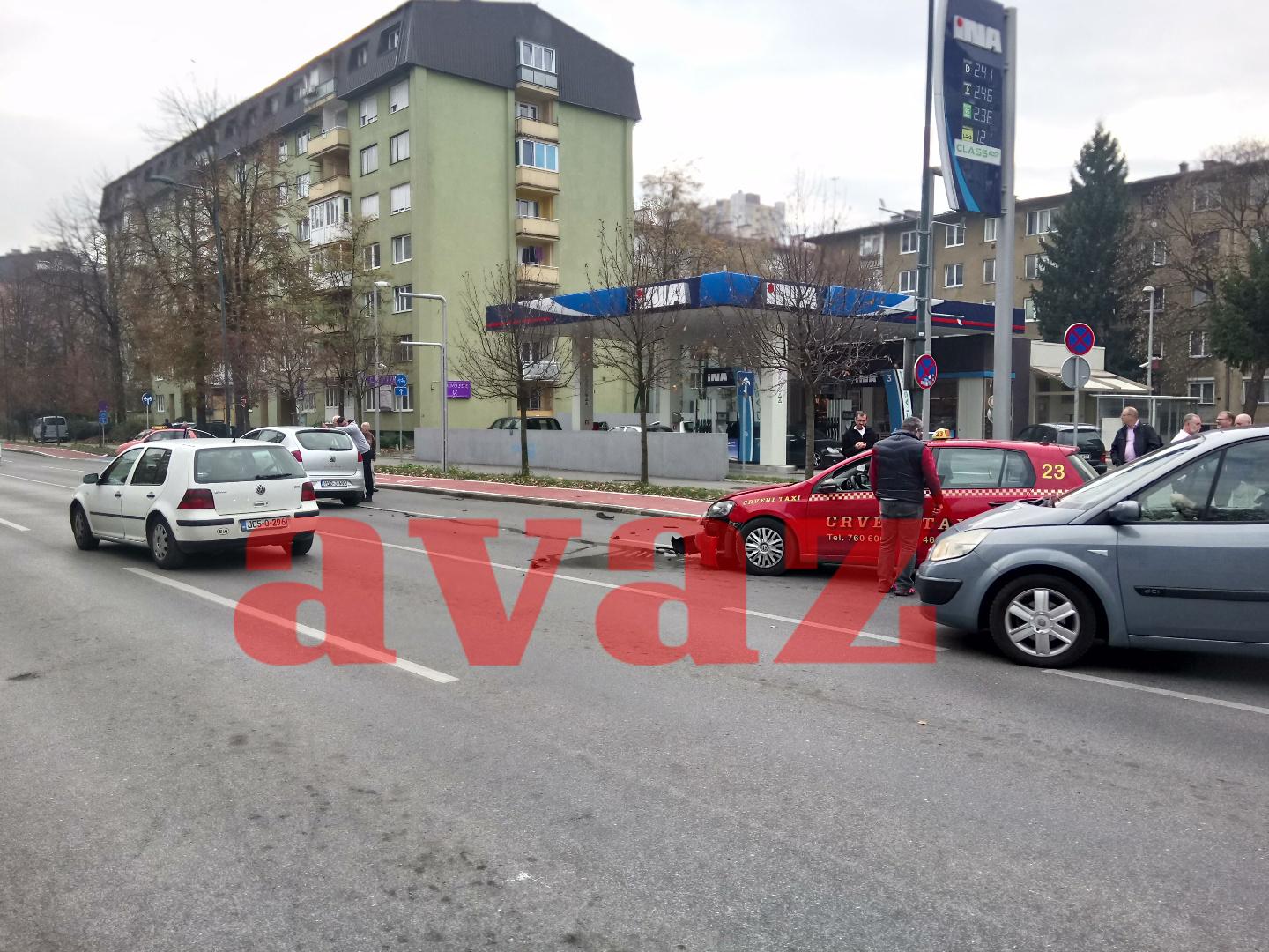 Sudar dva automobila u ulici Hamdije Čemerlića