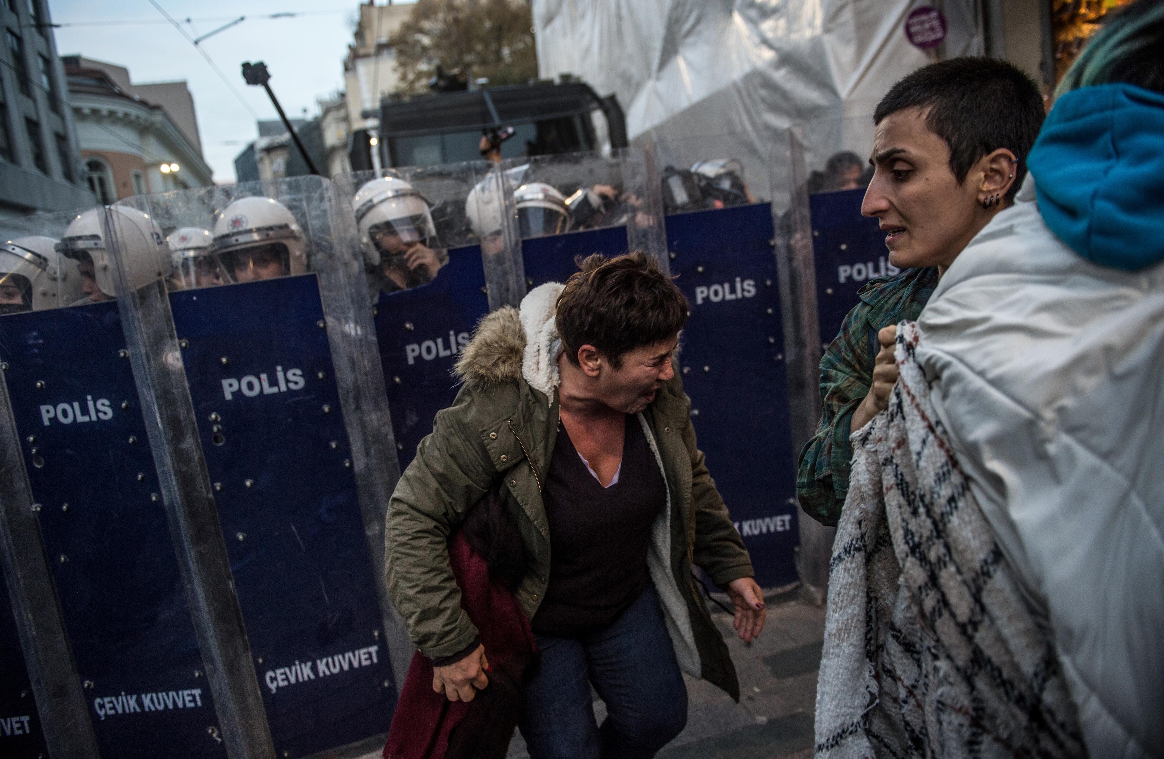 Istanbul: Policija suzavcima napala sudionike marša protiv nasilja nad ženama - Avaz