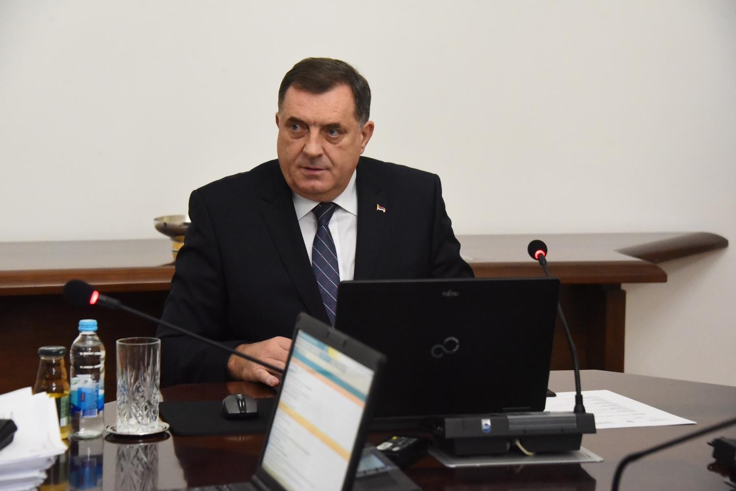 Dodik zahvalio Džaferoviću i Komšiću što su iznijeli jednu zastavu