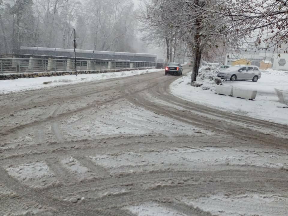 Na većini putnih pravaca saobraća se po pretežno mokrom ili vlažnom kolovozu