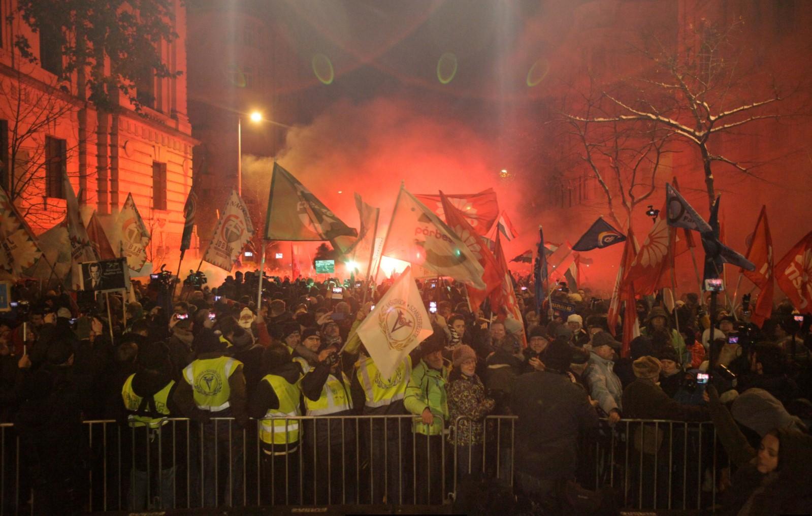 Ispred zgrade mađarske televizije na protestu 2.000 ljudi