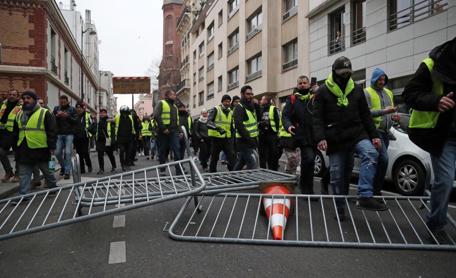 Demonstranti u Francuskoj gađali policiju predmetima, ispaljen suzavac