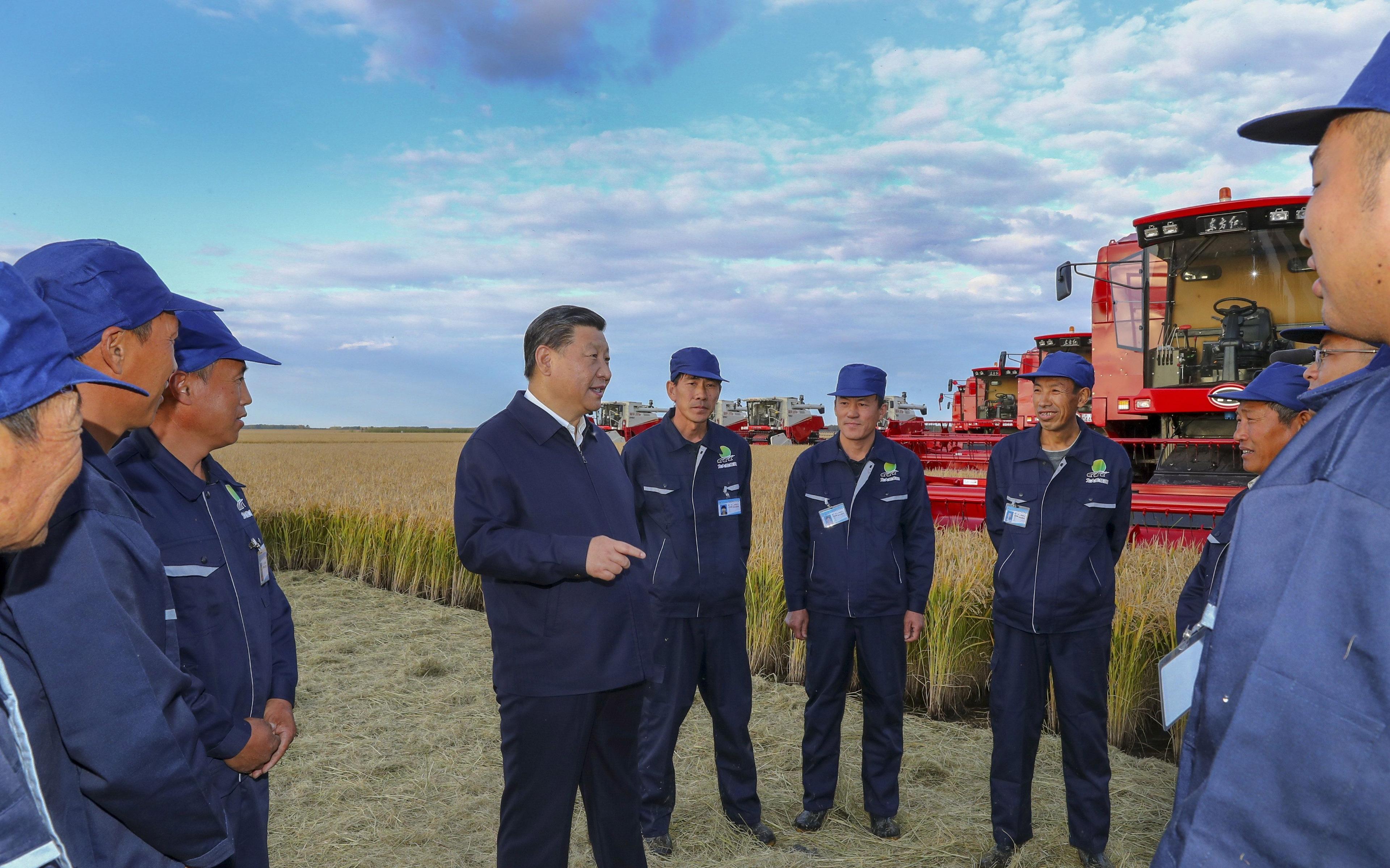 Si Đinping razgovara sa radnicima na farmi Qixing, provinciji Heilongjiang u sjevernoistočnoj Kini, 25. septembra 2018. - Avaz