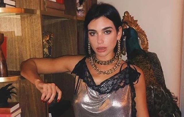 Najprovokativniji novogodišnji outfit: Dua Lipa u minijaturnoj haljinici pokazala gaćice