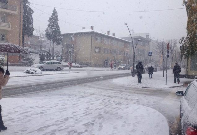 Na većini putnih pravaca saobraćaj se odvija po mokrom i klizavom kolovozu