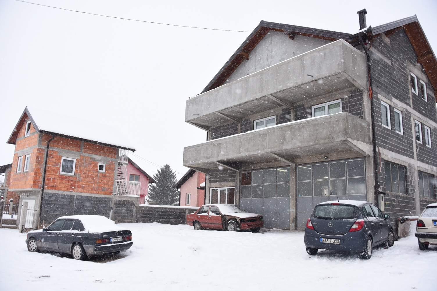 Kuća sina ubijenog, u kojoj je popravljao vozila - Avaz