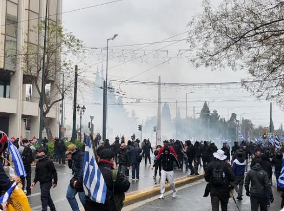 Nemiri na protestu protiv sporazuma s Makedonijom, sukob demonstranata s policijom