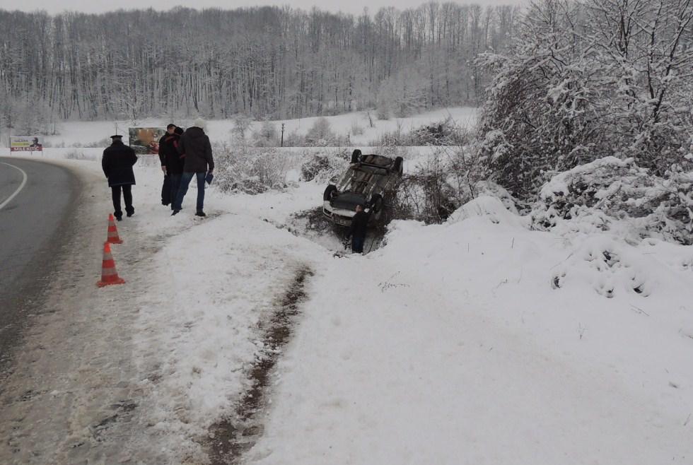 Škodom sletjela s ceste, vozačica prevezena u UKC Tuzla