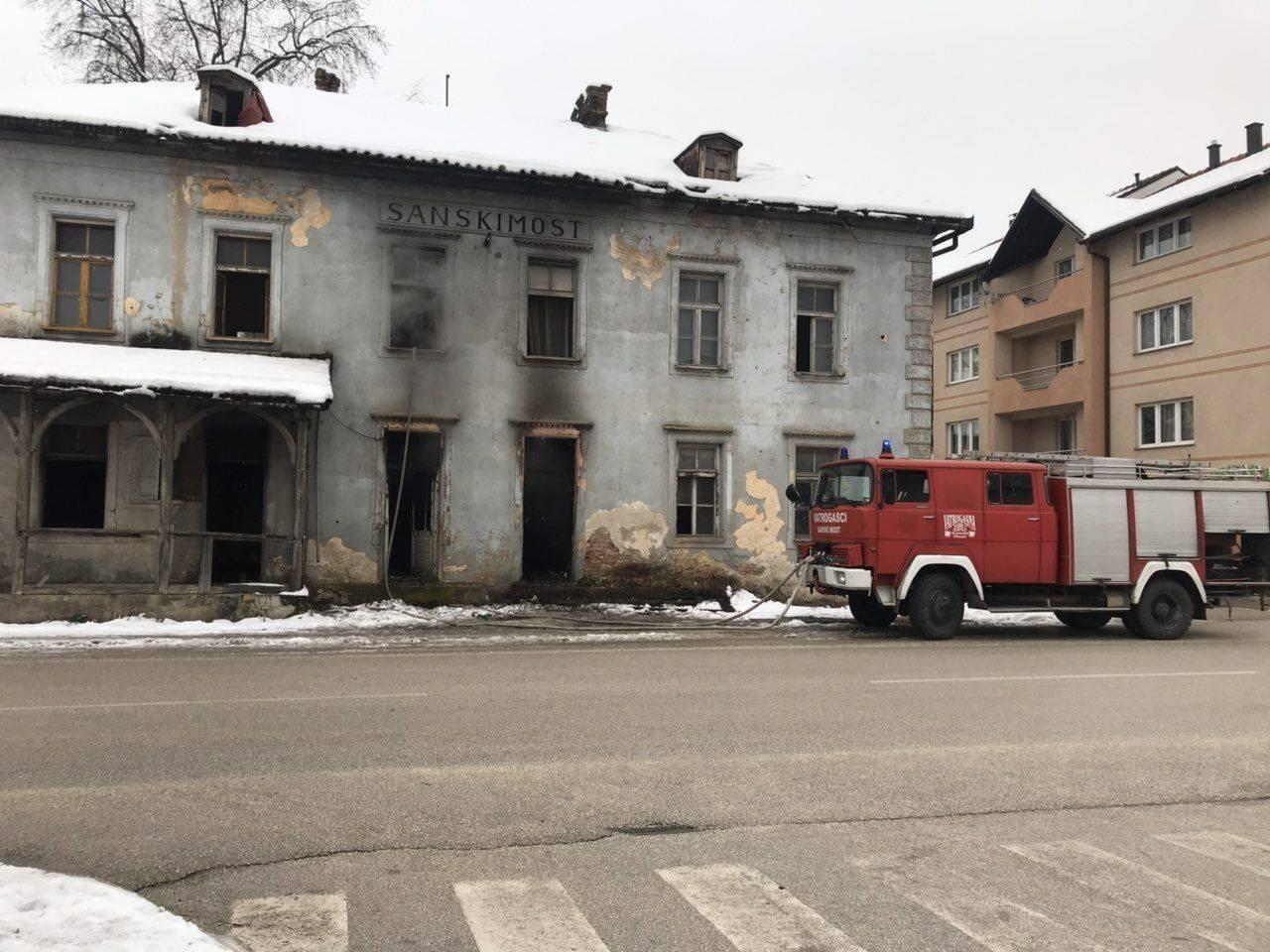 Izbio požar u zgradi stare Željezničke stanice u Sanskom Mostu