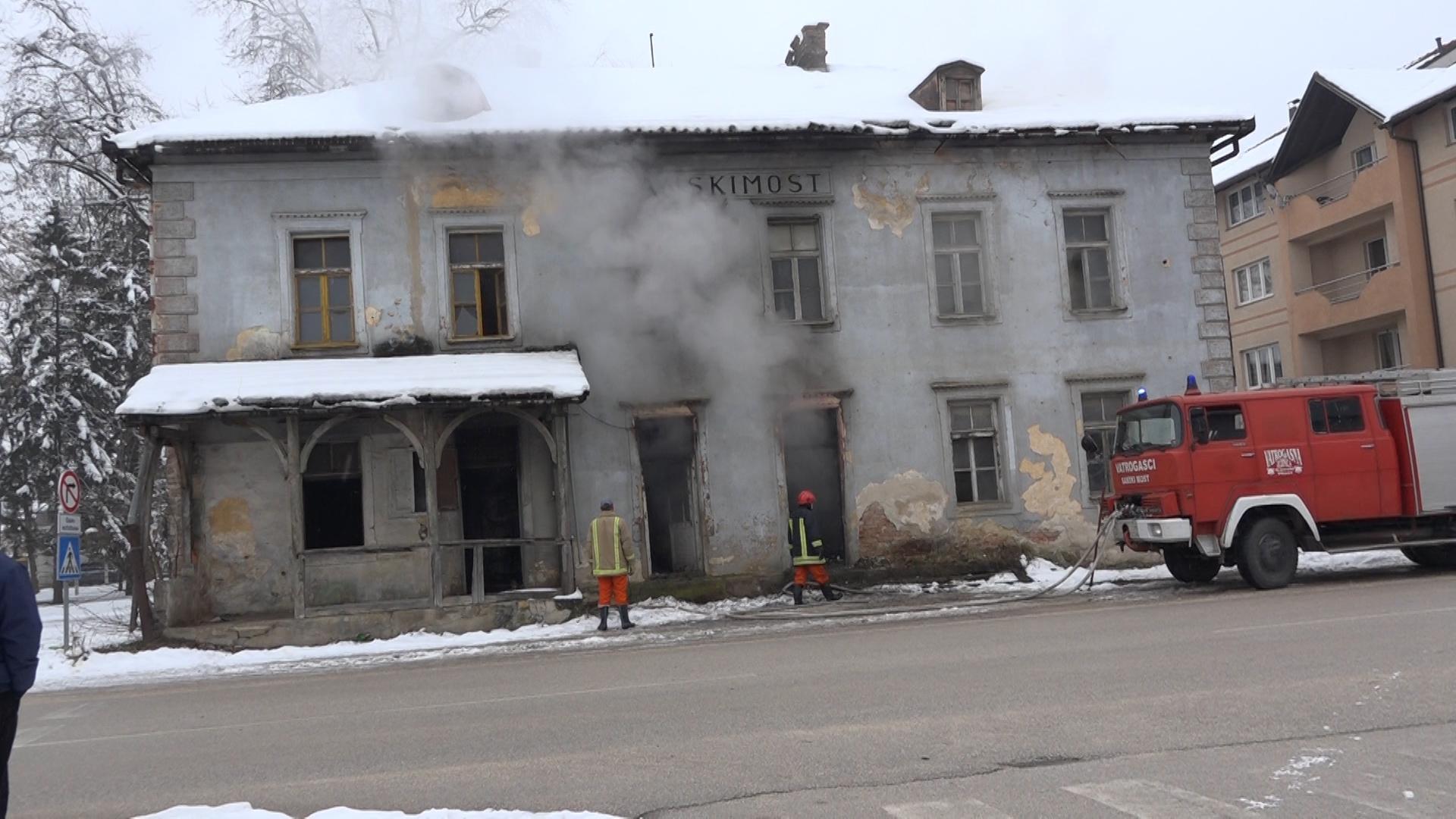 Požar oštetio već dotrajalu zgradu stare željezničke stanice u Sanskom Mostu