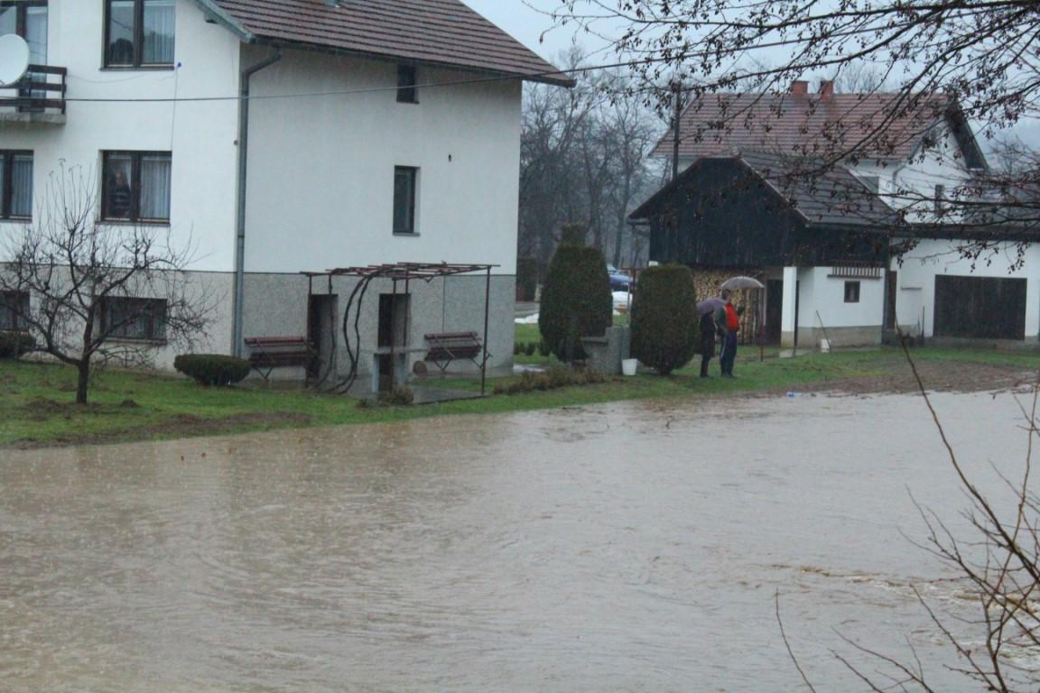 U mjestu Višnjica polje izlio se potok Rikavac, kuće poplavljene - Avaz