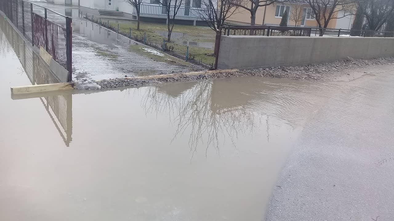 Vrbas i pritoke izlile se iz korita, ugrožena trafostanica