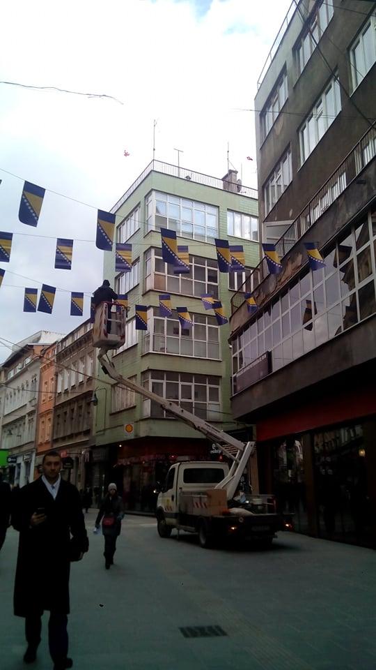 Zastave BiH postavljene u ulici Ferhadija - Avaz