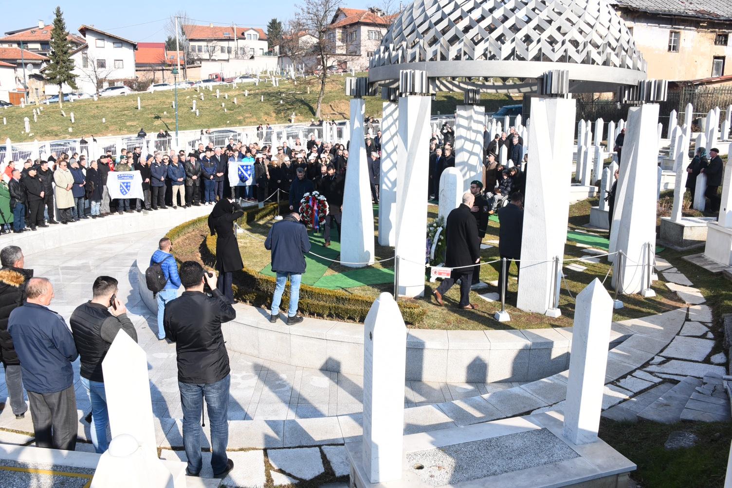 Položeno cvijeće na mezarju Kovači povodom Dana nezavisnosti - Avaz