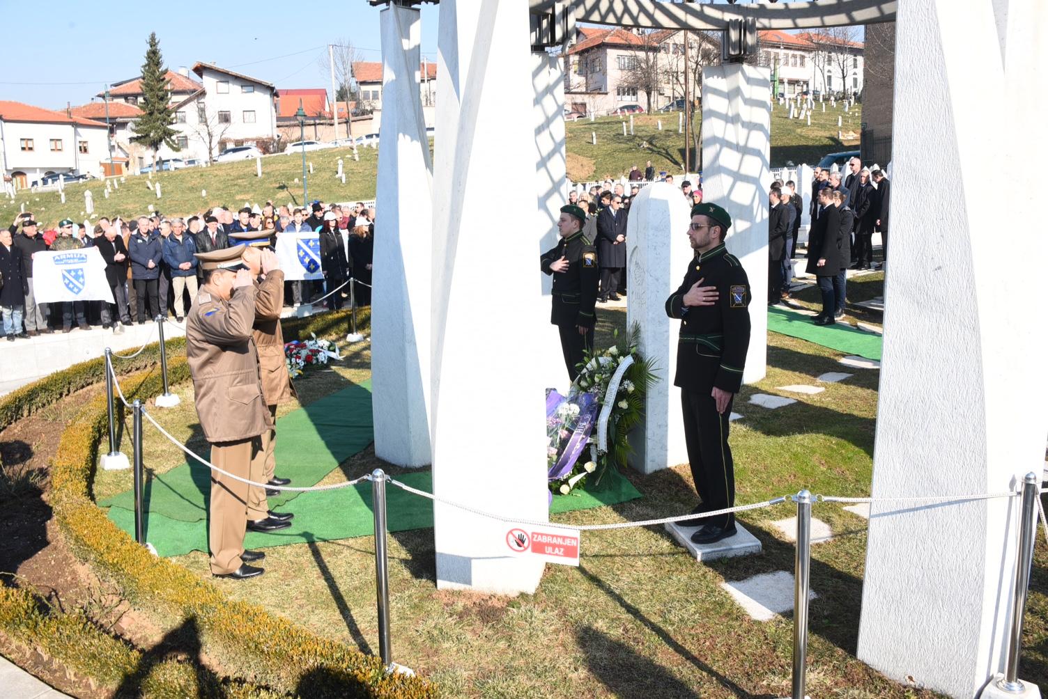 Položeno cvijeće na mezarju Kovači povodom Dana nezavisnosti - Avaz