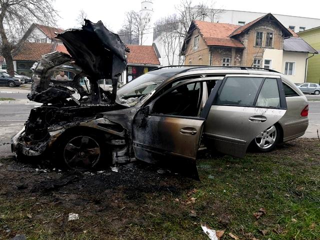 Mercedes koji je zahvatio požar - Avaz