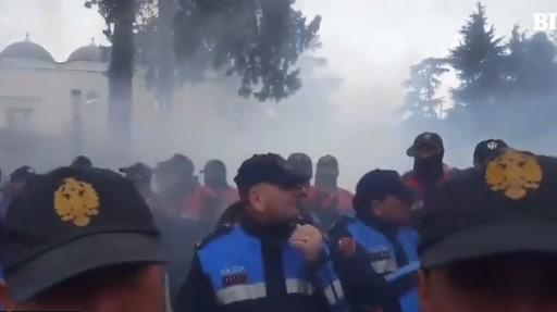 Sukobi demonstranata s policijom u Tirani, pokušali nasilu ući u Parlament