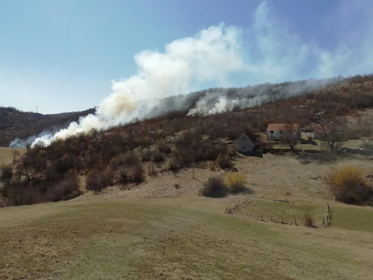 Požar u Gacku, ugrožena i putna komunikacija