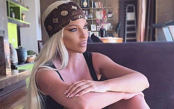 Jelena Karleuša u ultrakratkoj haljini izašla na scenu pa joj sijevnula zadnjica