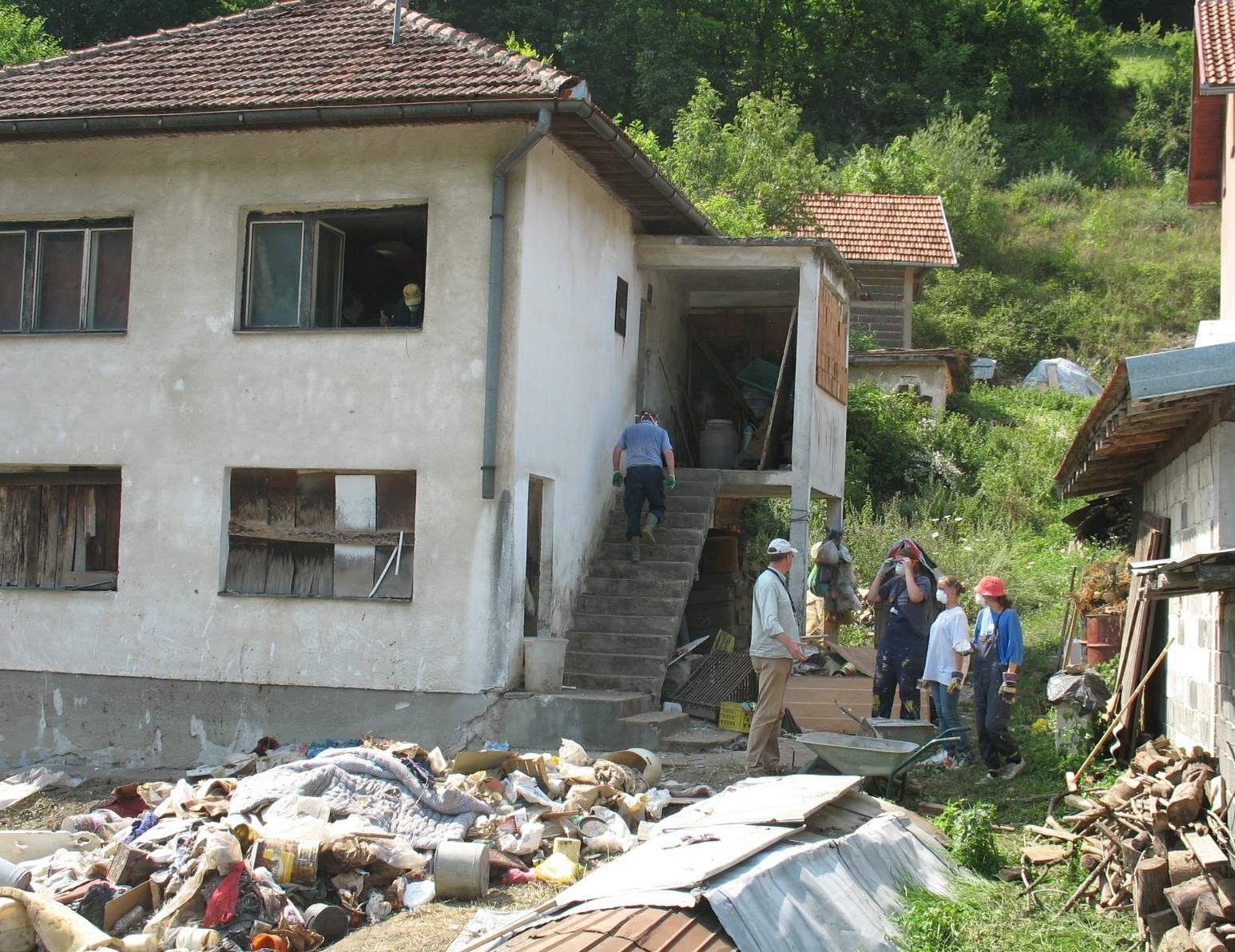 Smeće ispred ulaza u kuću aktivisti čistili prije 10 godina - Avaz