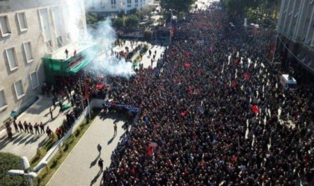 Tirana: Demonstranti gađali kordon policije i zgradu Vlade dimnim bombama