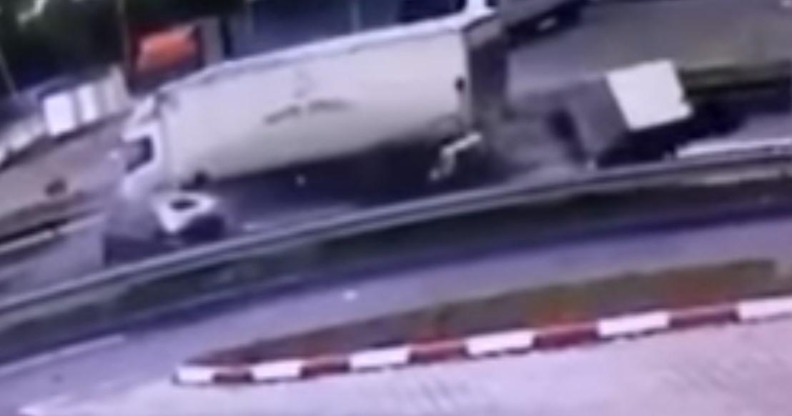 Uznemirujući snimak nesreće kod Kraljeva: Pokušao preteći traktor, a onda se zakucao direktno u kamion