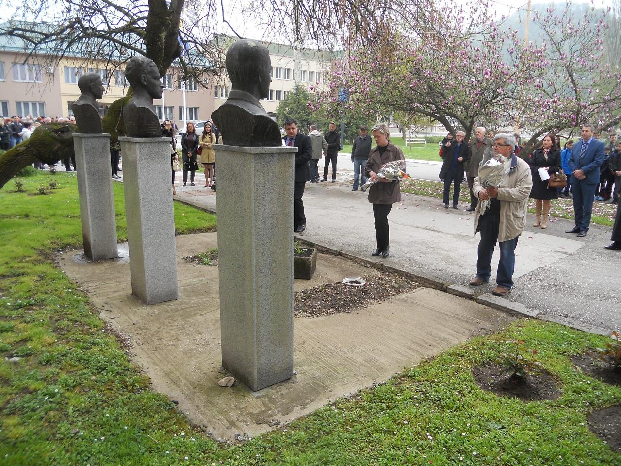 Brojne delegacije položile su cvijeće - Avaz