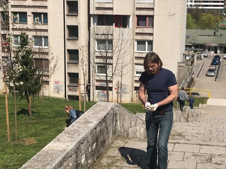 Na teren poveli i djecu: Premijer Forto i članovi Vlade čistili zelene površine u Sarajevu