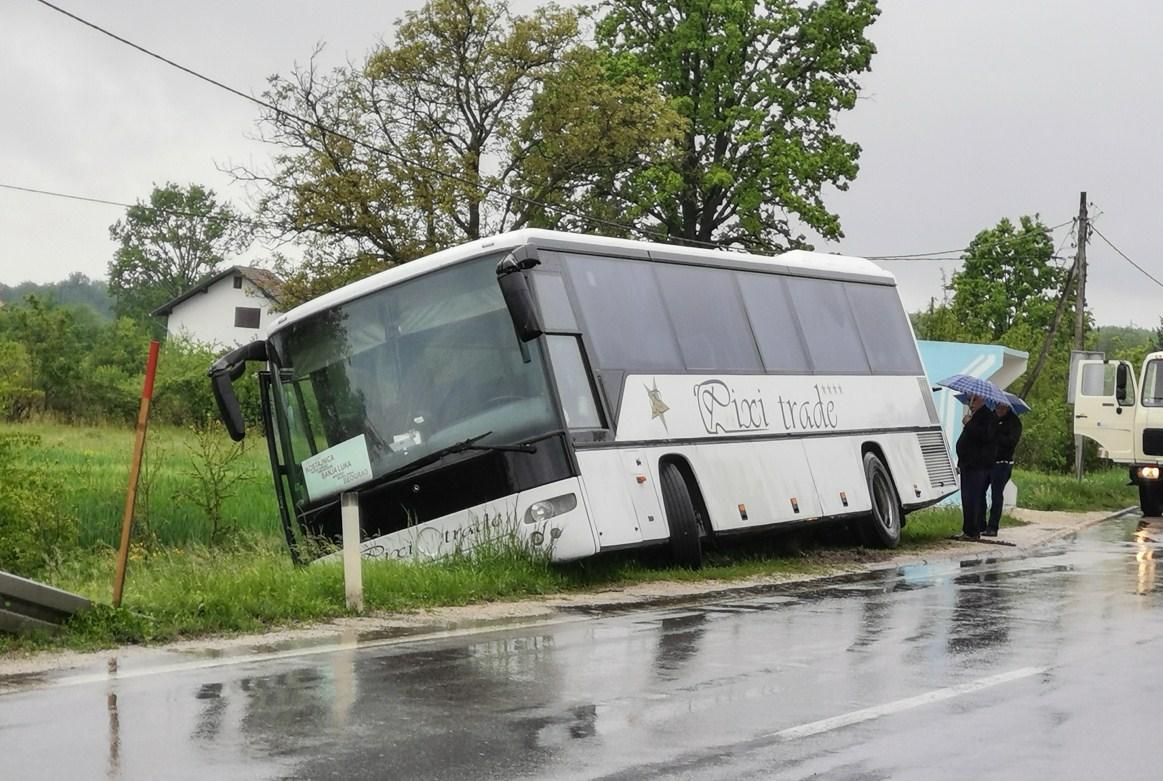 Sletio autobus s magistralnog puta u Prijedoru