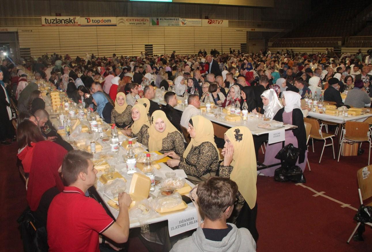 Veliki broj postača došao na iftar - Avaz