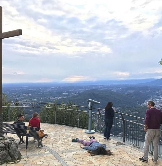 Stefani Laj pravi se mrtva na turističkim destinacijama - Avaz