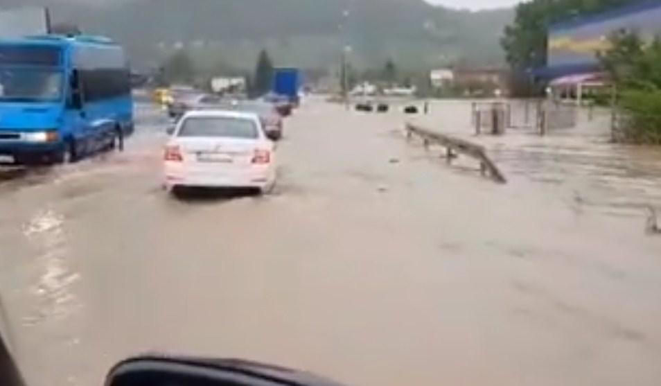 Teška situacija u Žepču: Velika količina vode na cesti, odroni otežavaju saobraćaj