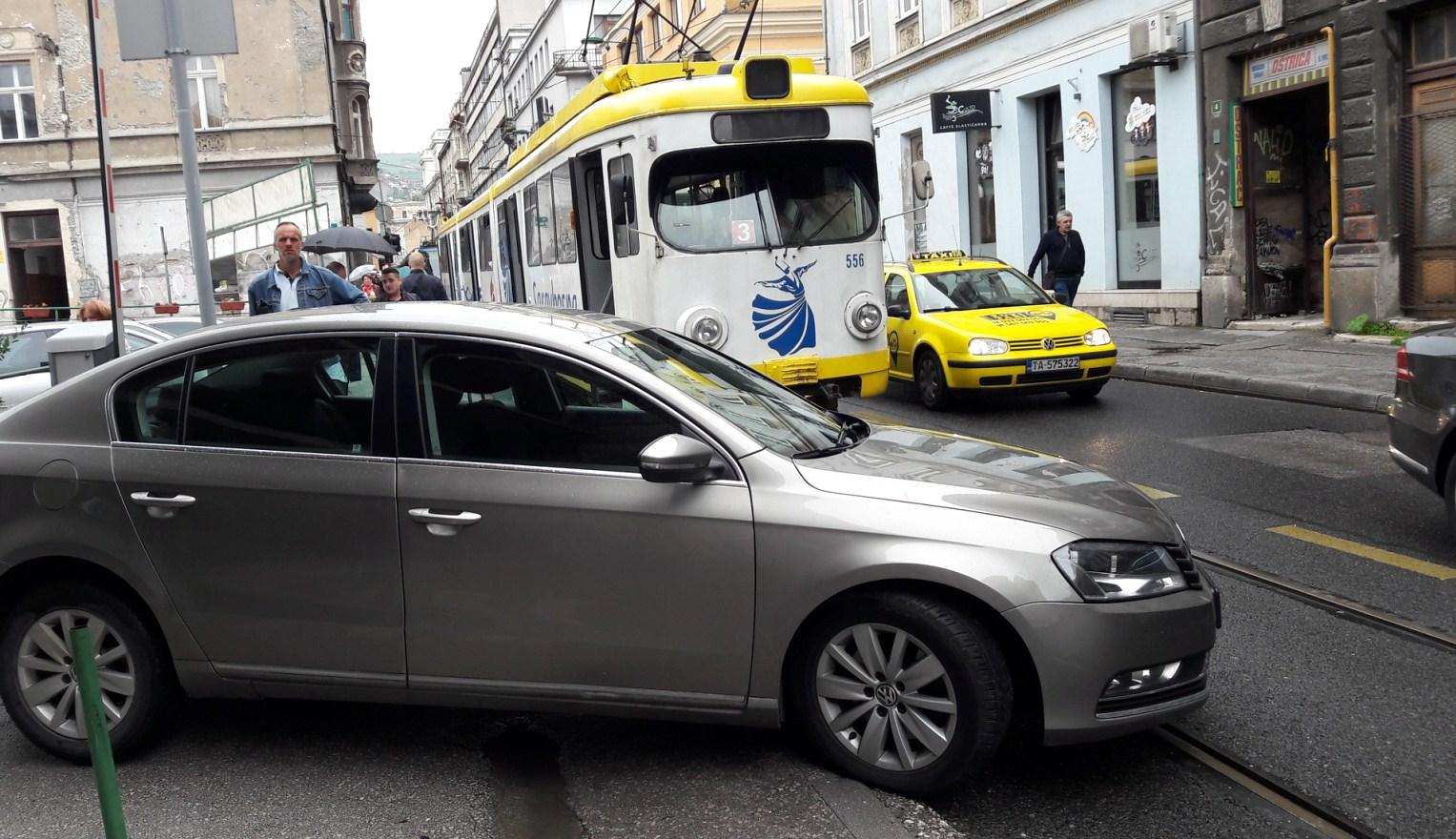 Tramvajski saobraćaj kratko blokiran zbog automobila kojem je na šinama otpao točak