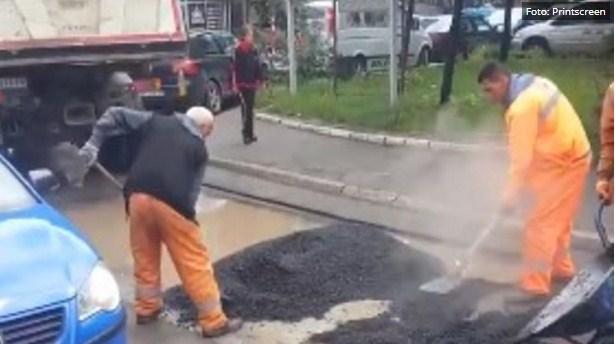 Jesu li gori od nas: Pogledajte kako se krpe rupe na ulicama u Novom Pazaru