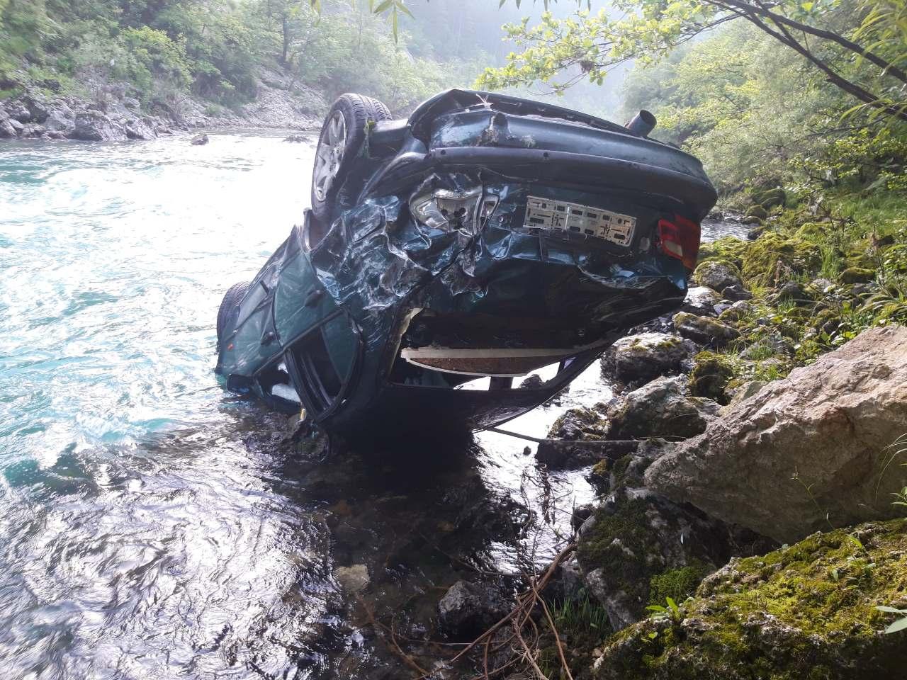 Teška saobraćajna nesreća: BMW-om s mosta sletjeli u Neretvu