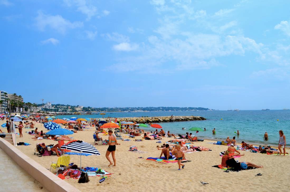 U Budvi ipak možete šetati bez majice, u kupaćem kostimu, ali i jesti na plaži, spremni i noviteti