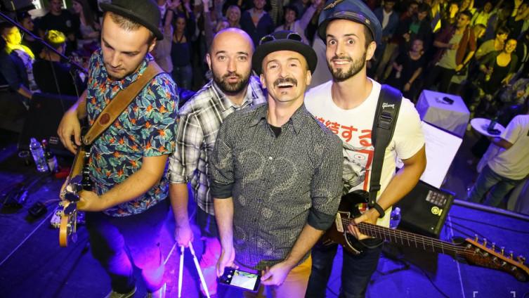 Pjevač i gitarista bihaćke grupe "The Babe Barbarella” do petka na kućnom liječenju