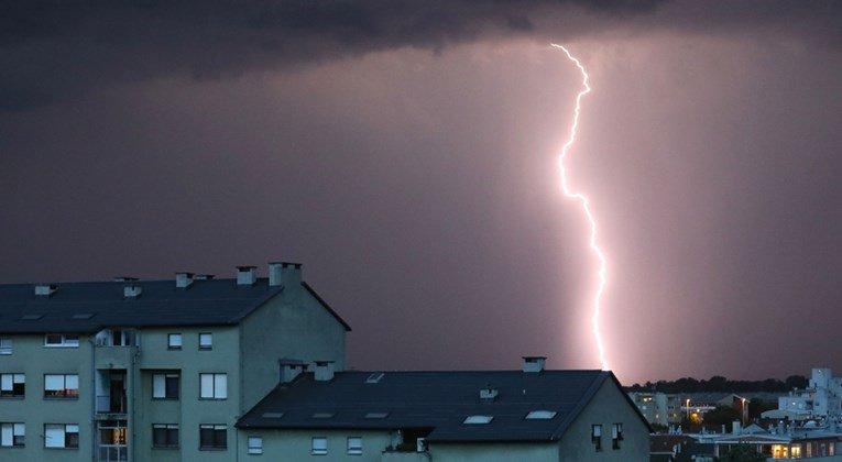 Munja u Zagrebu zapalila kuću, povrijeđena jedna osoba