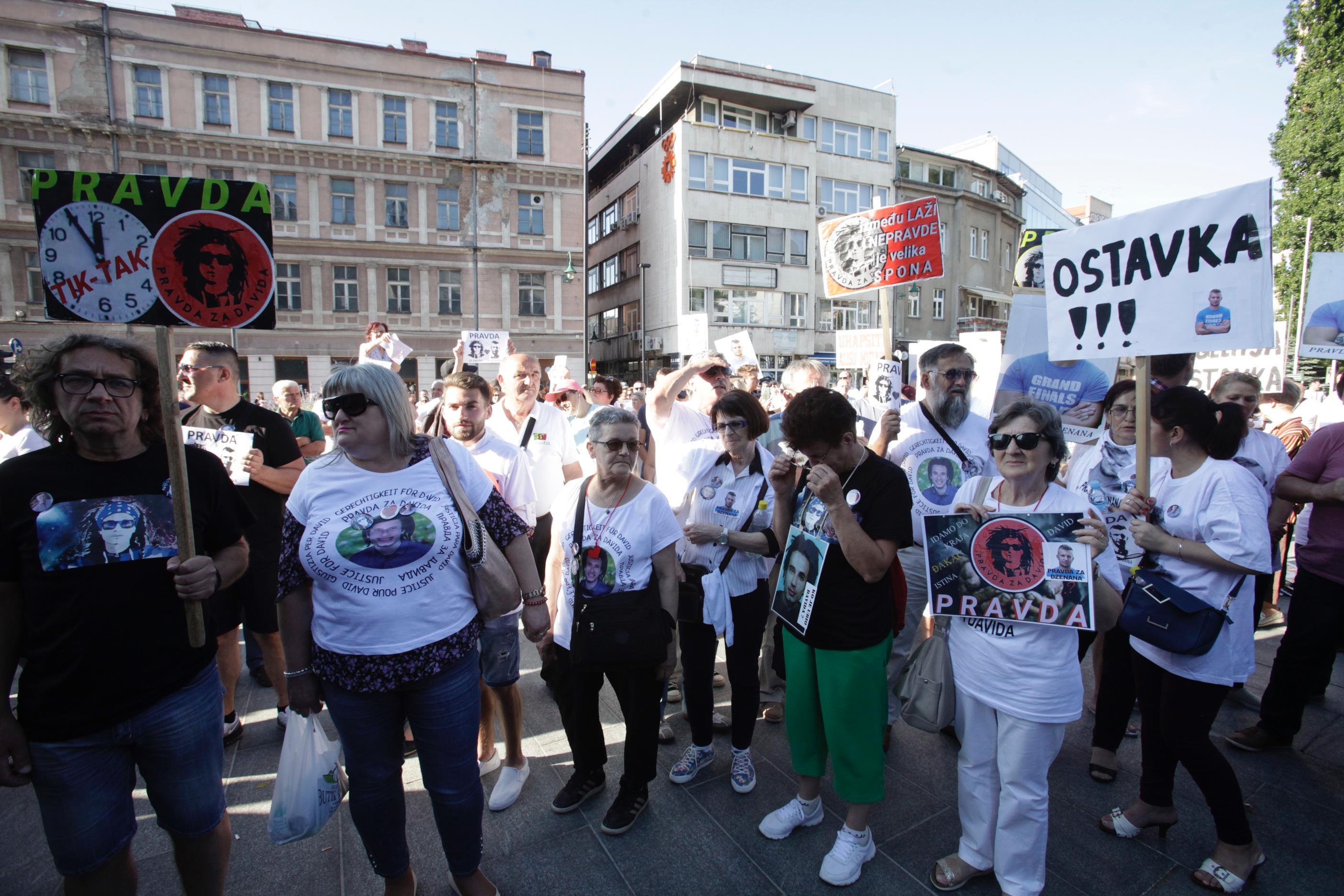 Stotine građana ispred Narodnog pozorišta - Avaz