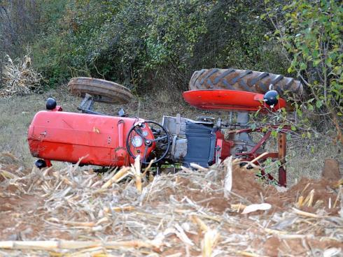 U selu Poblaće prevrnuo se traktor, poginuo 60-godišnjak