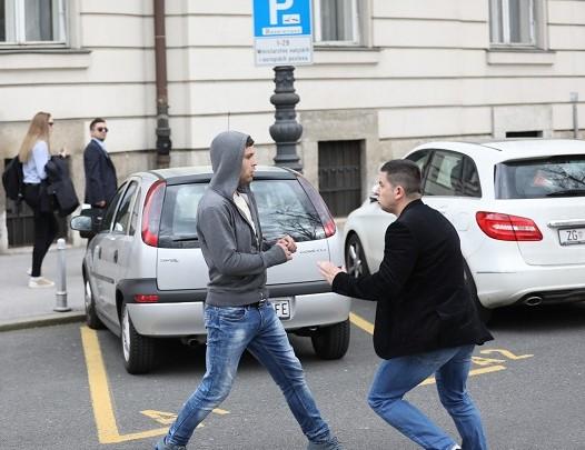 Teško povrijeđen prijatelj Davida Komšića: Otac ga ranio dok je branio majku