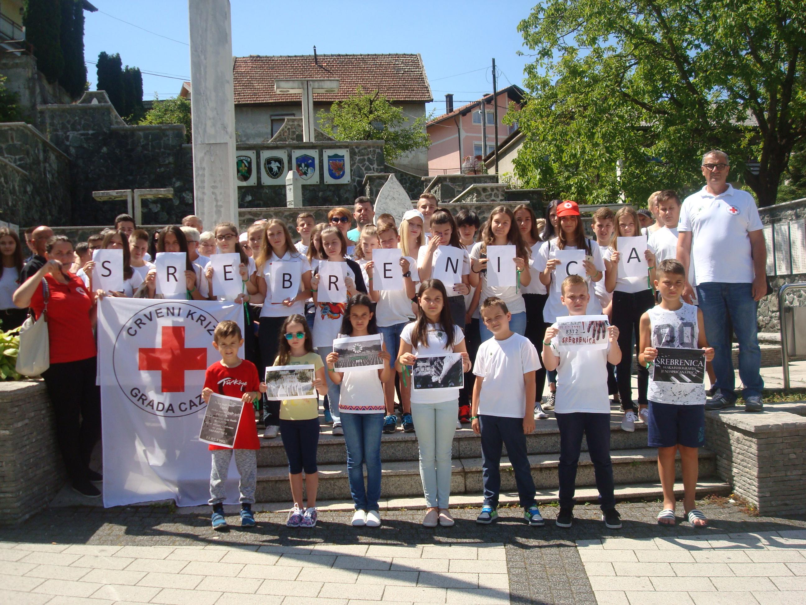 Mirnom šetnjom gradom Cazinjani odali poštu žrtvama genocida u Srebrenici