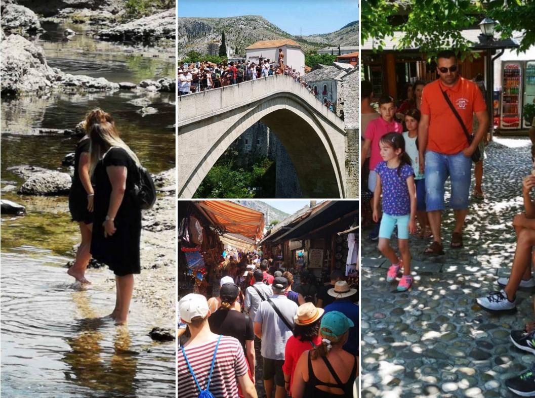 Djevojke u ljetnim haljinama: Turisti preplavili Mostar