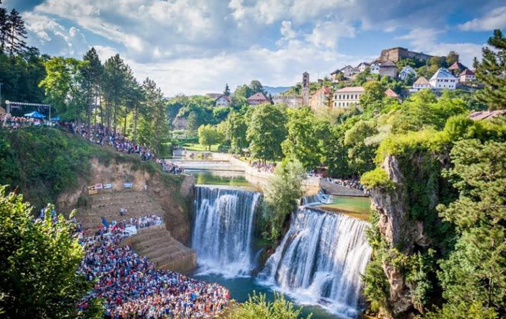 Skokovi s vodopada u Jajcu 17. avgusta