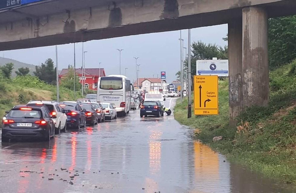 Nakon intenzivnih padavina: Poplavljene ulice Mostara i Međugorja, zabilježene kilometarske kolone vozila