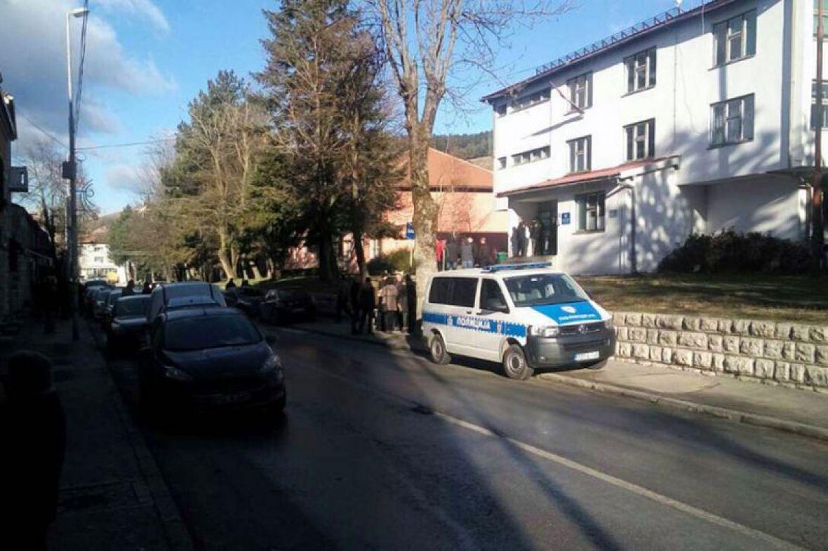 Nesreća kod Gacka: Poginuo vozač Audija, suvozač povrijeđen