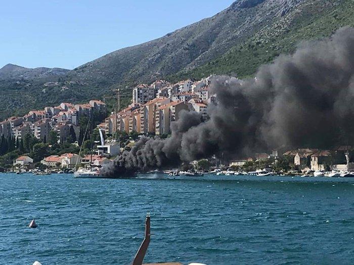 Izgorjela jedrilica kod Dubrovnika: Više osoba spašeno u posljednji čas