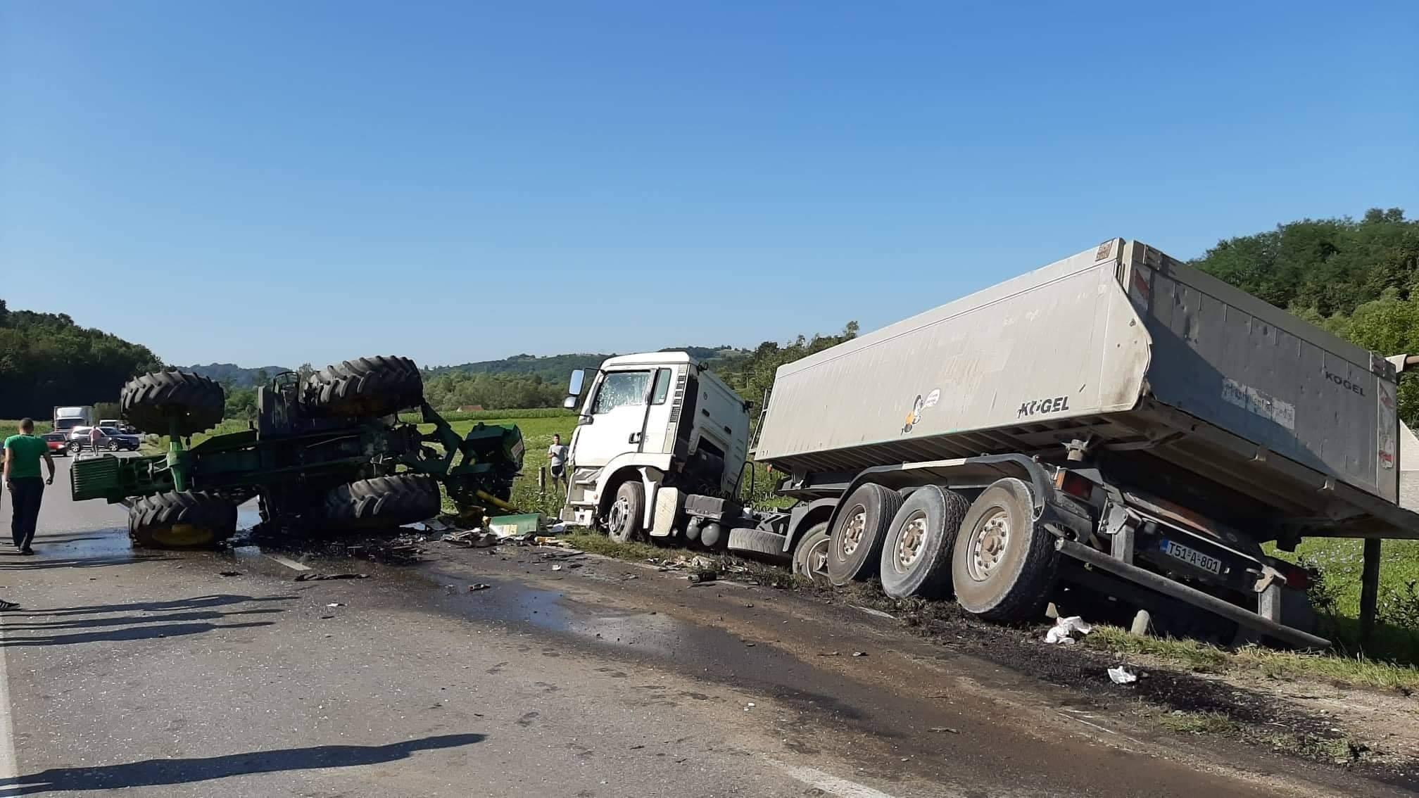 Teška nesreća u Gradačcu : U sudaru kamiona i traktora troje povrijeđeno