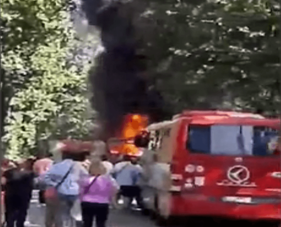 Požar na autobusu buknuo usred vožnje, putnici istrčali napolje