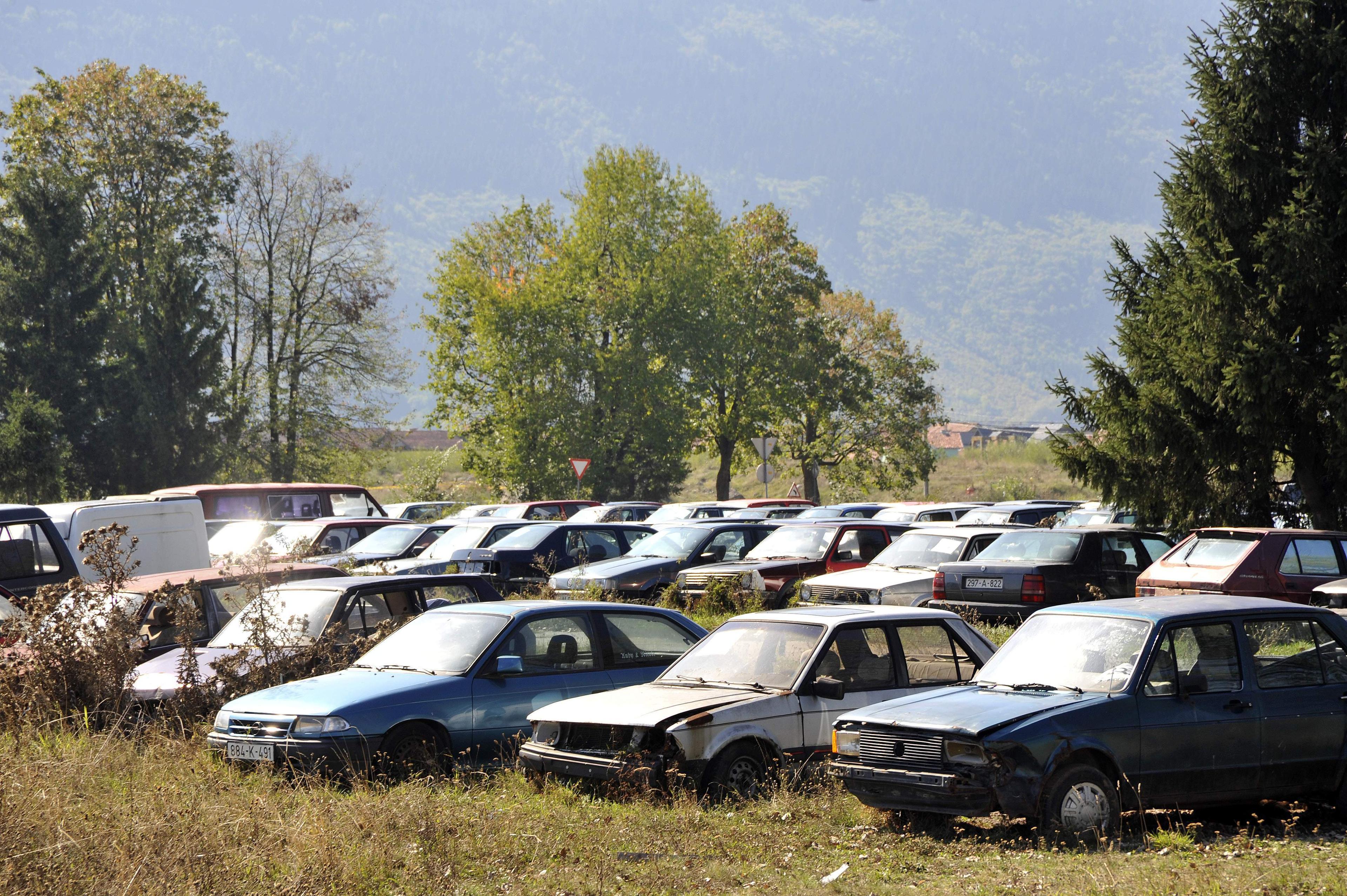 Zbog zakonskih zavrzlama propadaju hiljade automobila